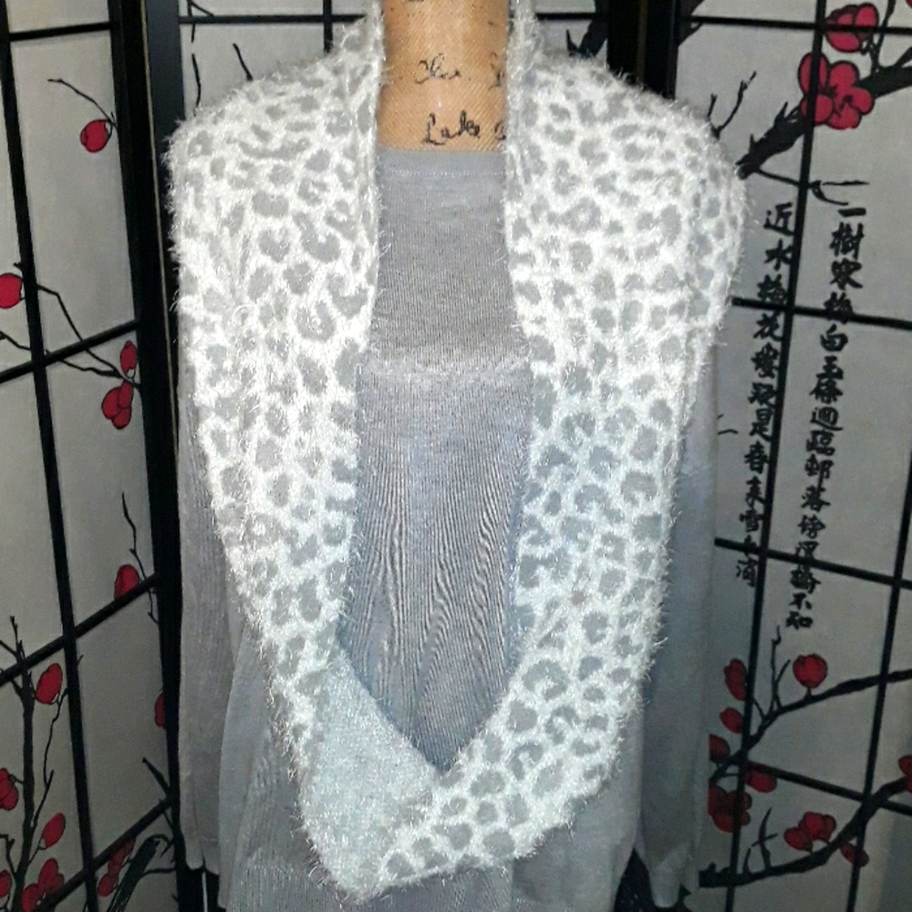 89th Madison NWT  pullover and scarf